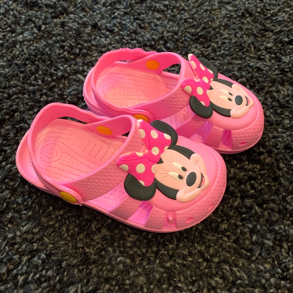 Toddler pink crocks